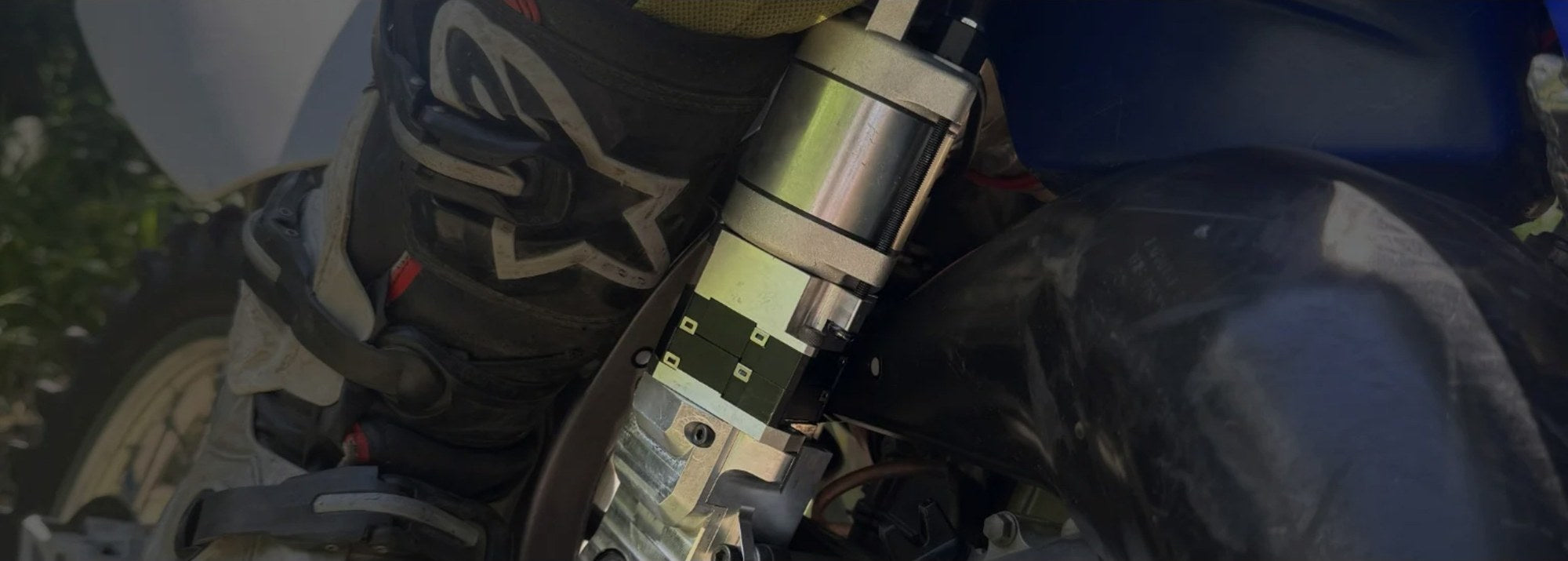 ES125 mounted alongside the engine case